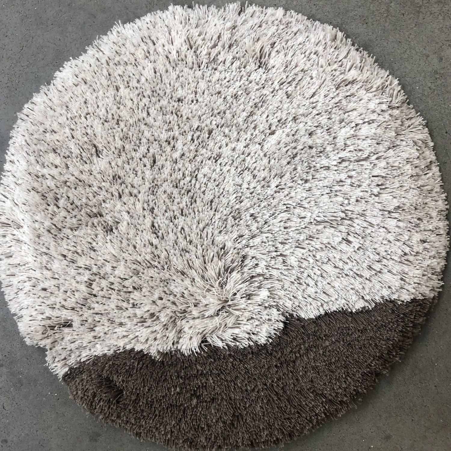 A Round Rug (Surmer 45): 2
